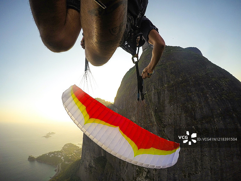 滑翔伞飞行员的视角图片素材