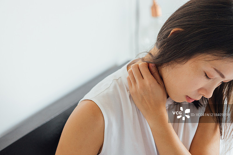 年轻女人皮肤过敏图片素材