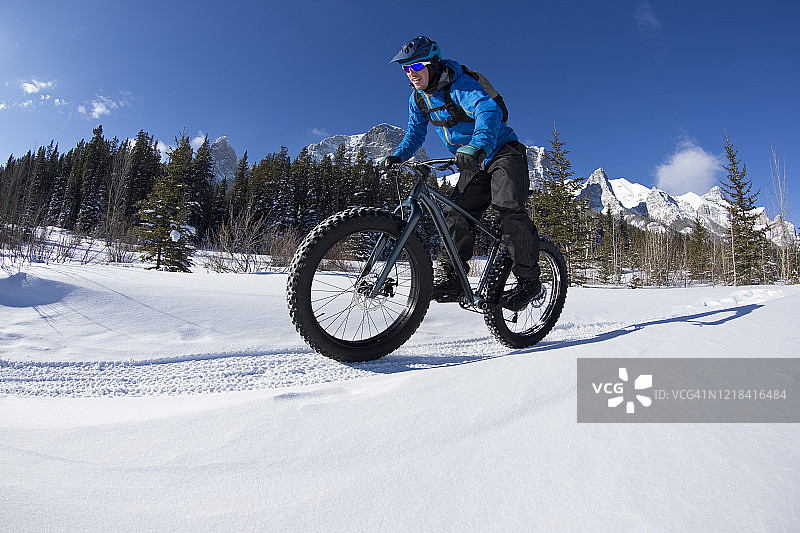 在坎莫尔北欧中心冬季骑行胖胎自行车图片素材