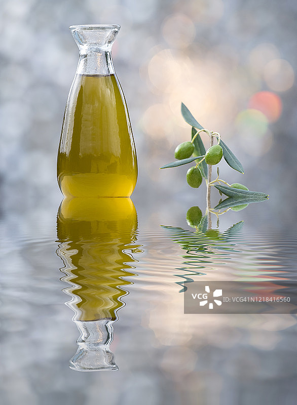 阳光照射下的水面橄榄油瓶图片素材