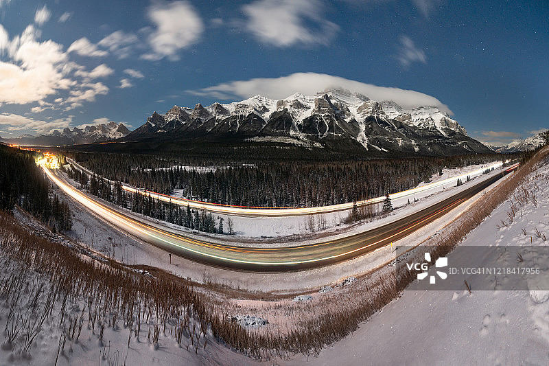 加拿大艾伯塔省班夫国家公园：坎莫尔和班夫之间的高速公路，远处是伦德尔山图片素材