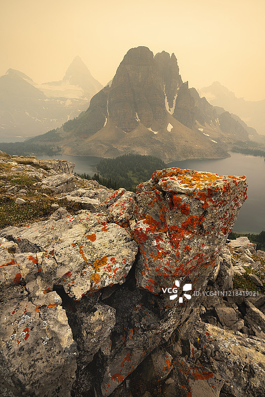 阿西尼博因山和太阳峰，加拿大不列颠哥伦比亚省阿西尼博因山省立公园图片素材