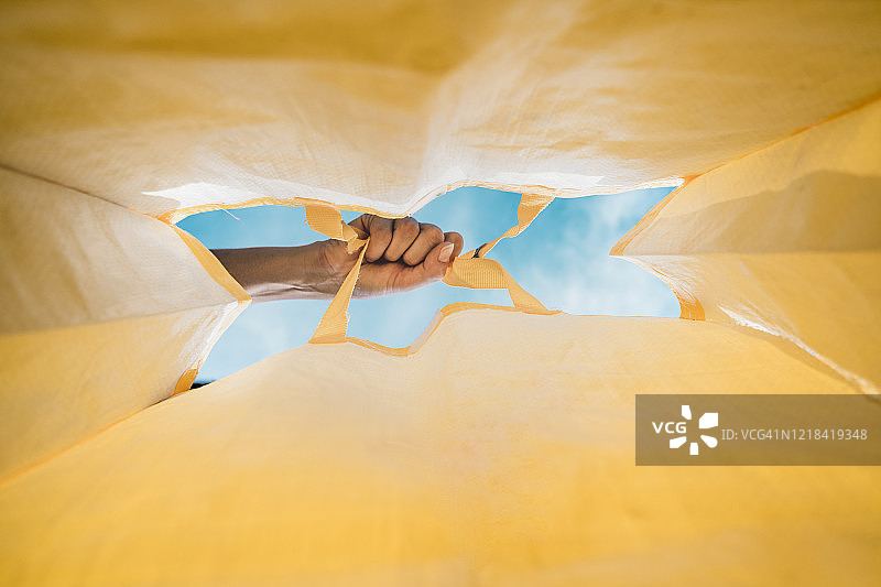 手持黄色购物袋图片素材