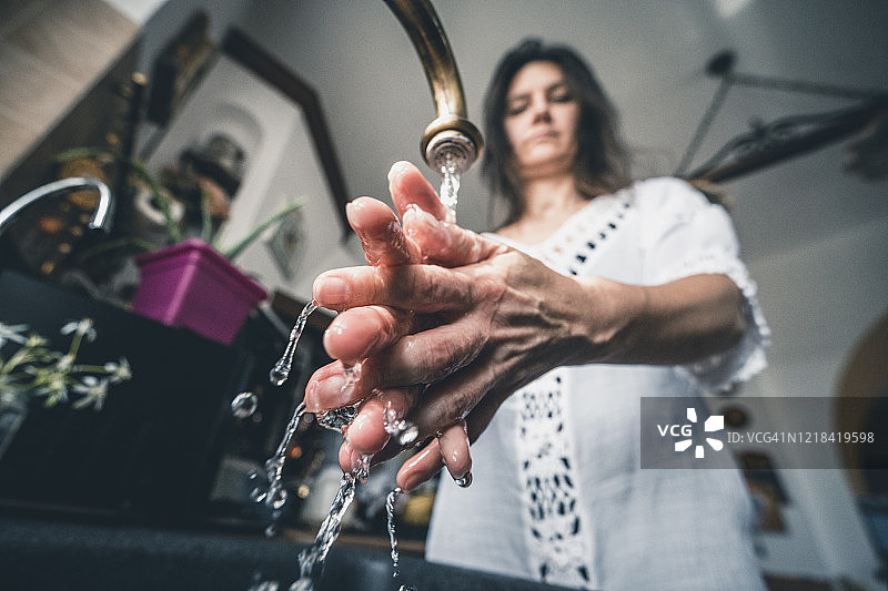 在家中认真洗手的女人图片素材