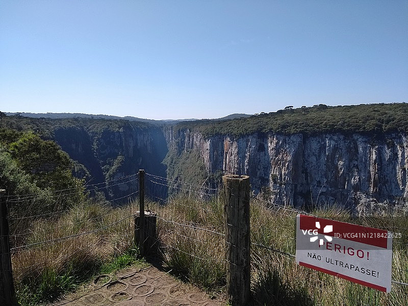 峡谷附近的警告标志图片素材