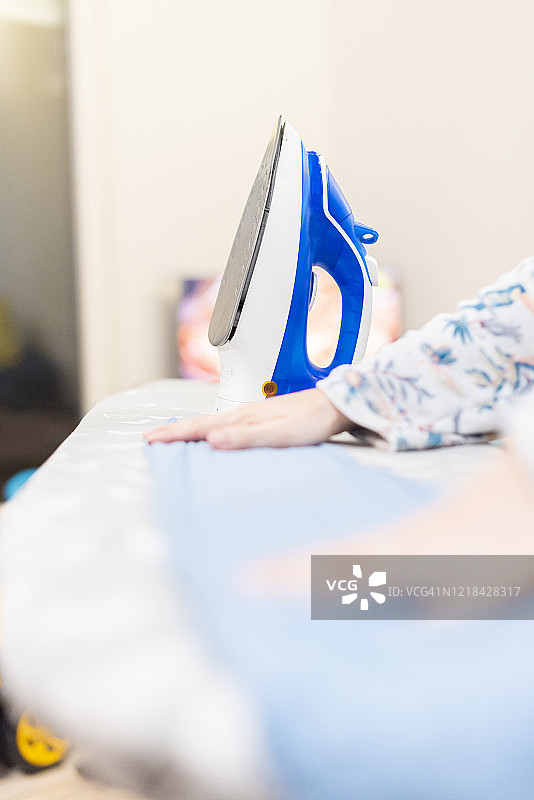 女人熨烫衣服图片素材