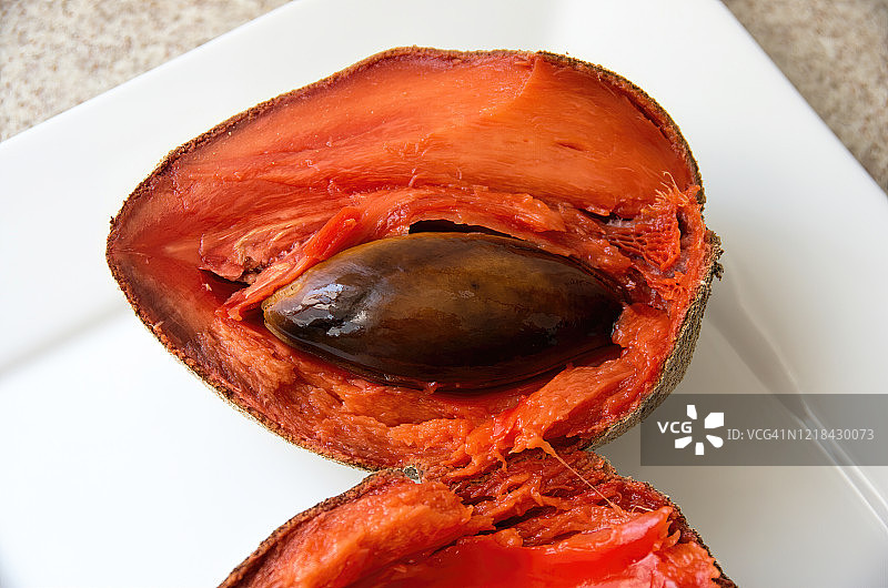 白色盘子上的半个墨西哥人心果图片素材