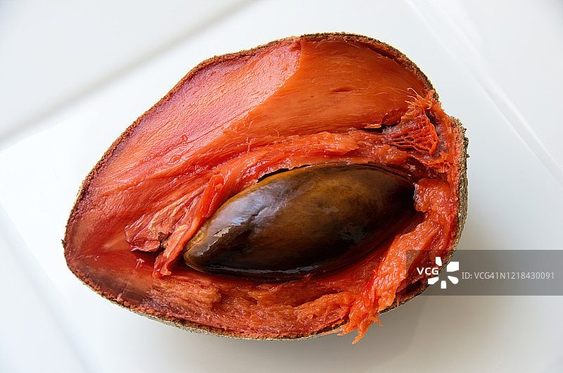 白色盘子上的半个墨西哥人心果图片素材