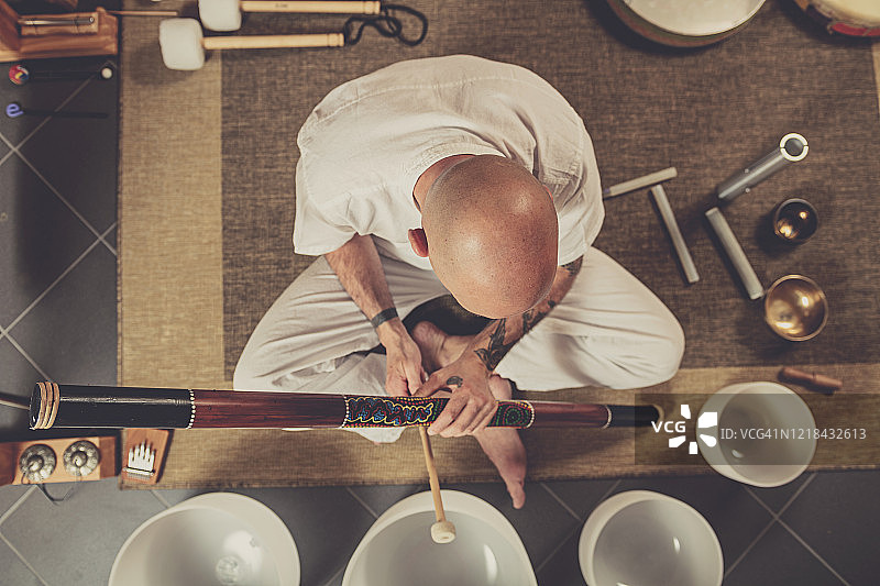 成年男人在演奏冥想乐器图片素材