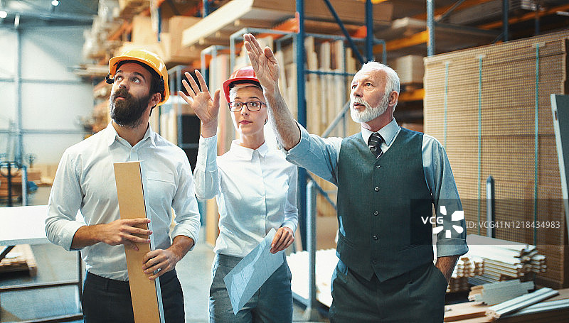 工厂管理层参观仓库图片素材