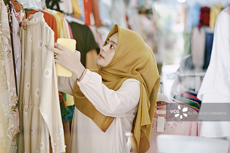 美丽的印度尼西亚妇女为斋月购物图片素材