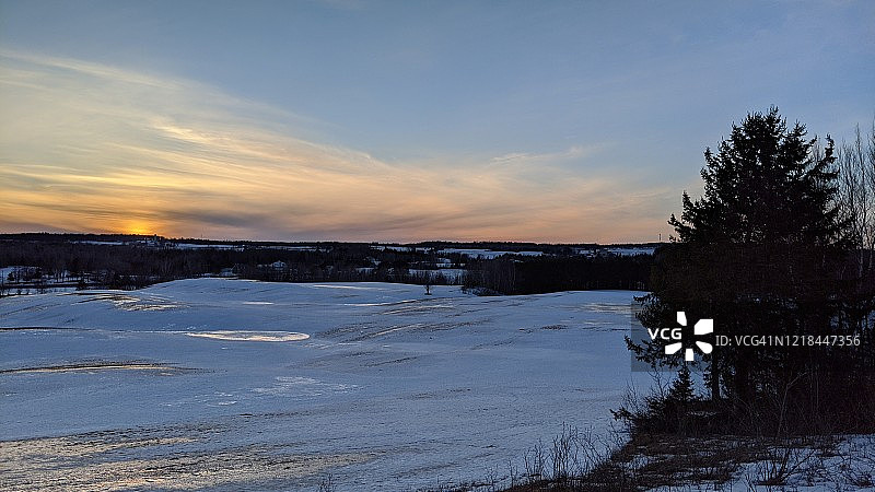 乡镇雪原上的日落图片素材