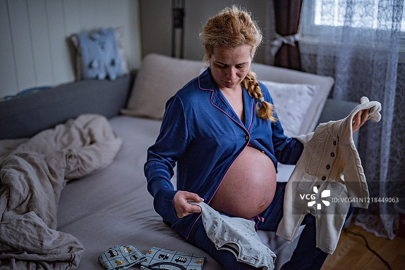 准妈妈为她的男婴做准备图片素材