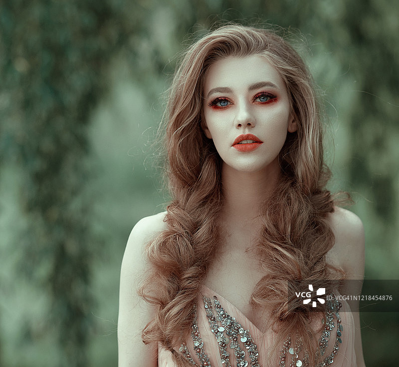 穿粉色连衣裙的童话精灵图片素材