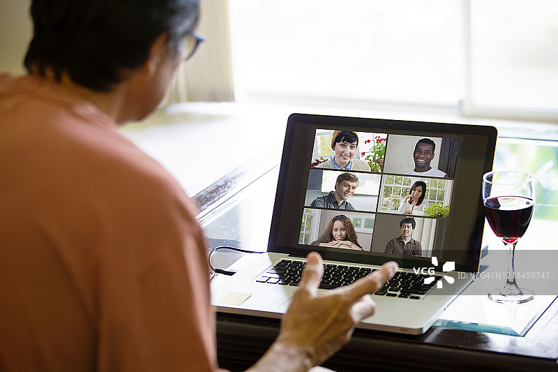 新冠疫情期间的居家隔离和社交疏离，通过直播和视频会议继续虚拟社交生活图片素材