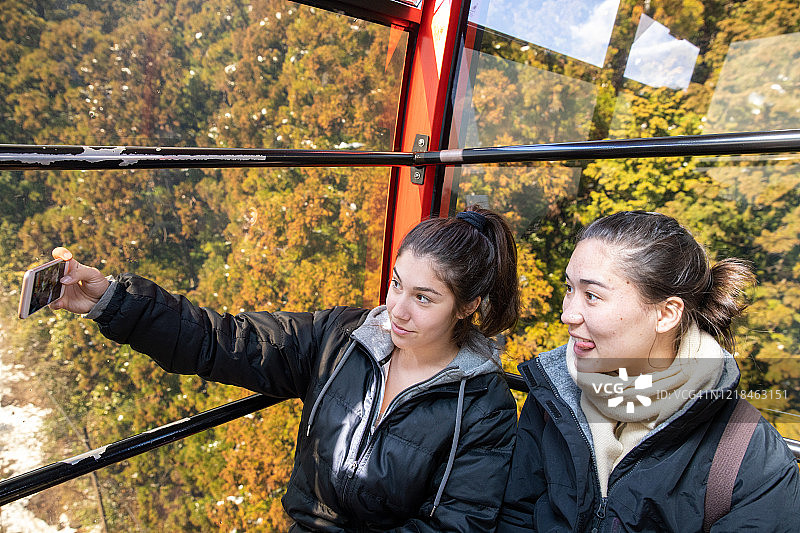 年轻女性朋友在缆车里自拍图片素材