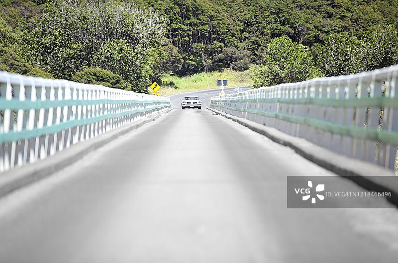 敞篷车行驶在单车道桥上图片素材