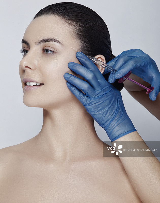 皮肤科医生为患者进行肉毒杆菌治疗图片素材