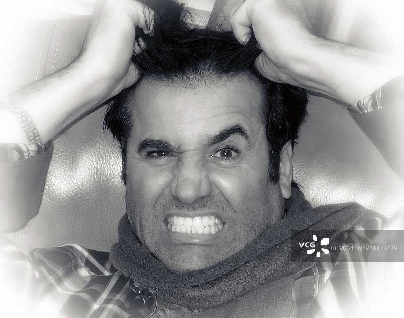 非常生气和沮丧的男人，因压力大而拽头发图片素材