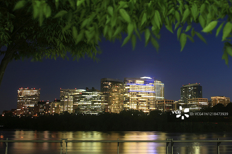 美国弗吉尼亚州阿灵顿县罗斯林和波托马克河的黄昏景色图片素材