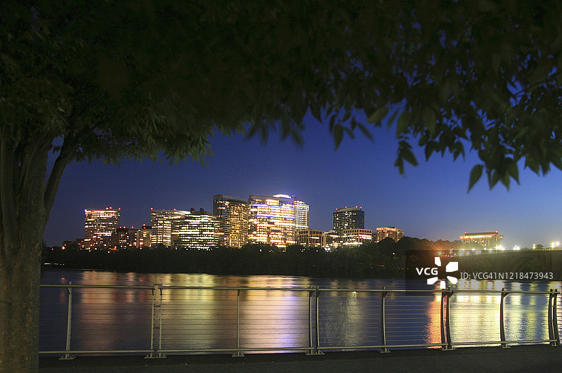 美国弗吉尼亚州阿灵顿县罗斯林和波托马克河的黄昏景色图片素材