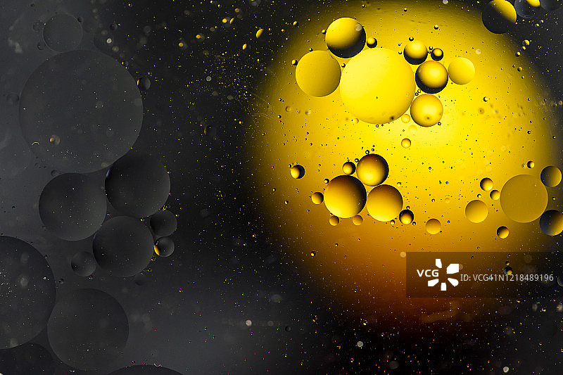 彩色抽象背景：水中的油滴与彩虹色图片素材