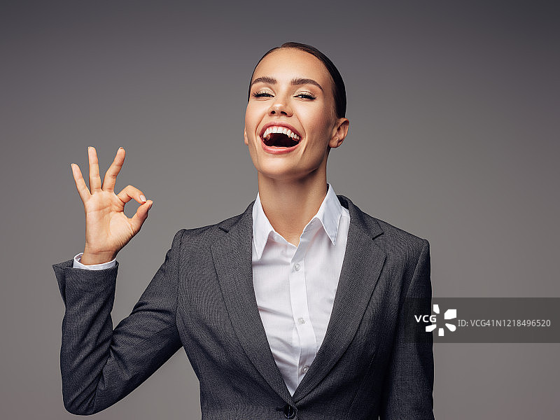 身穿灰色西装，笑容完美的职业女性图片素材