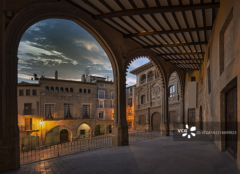 西班牙特鲁埃尔省阿尔卡尼斯的西班牙广场、市政厅和哥特市场图片素材