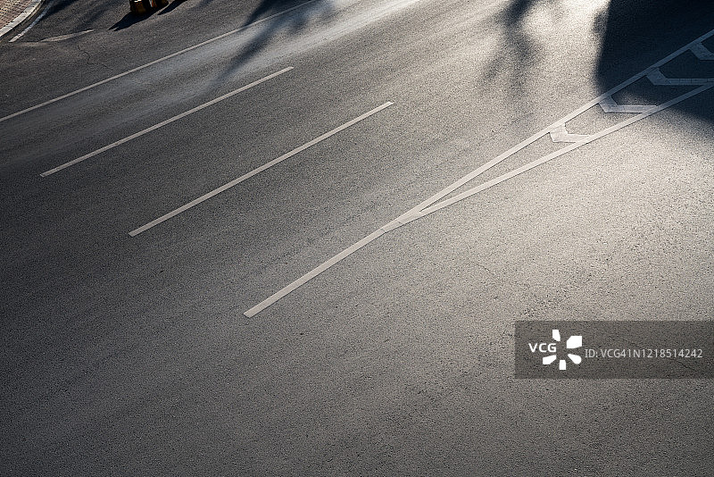 高处俯瞰多车道城市高速公路图片素材