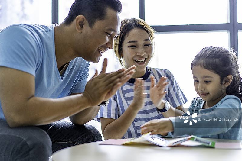 混血亚裔父母在家教女儿图片素材