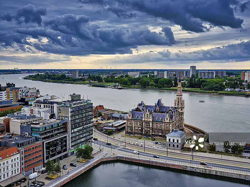 从空中俯瞰比利时弗拉芒区安特卫普的斯凯尔特河图片素材