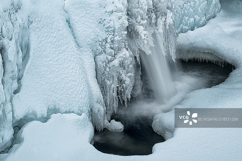 雪中的瀑布图片素材
