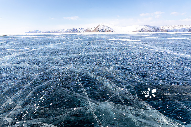 冬季贝加尔湖的冰裂图片素材