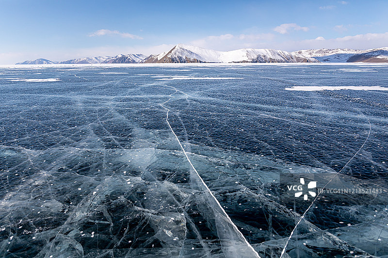 冬季贝加尔湖的冰裂图片素材