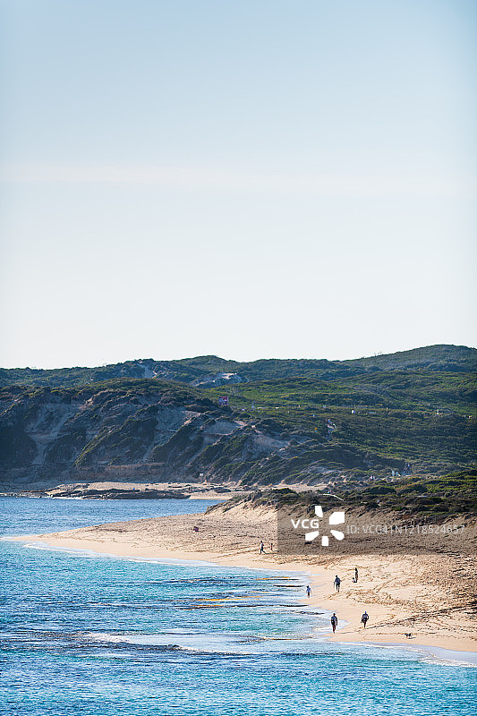 人们在冬日沿着格纳拉布普海滩行走图片素材