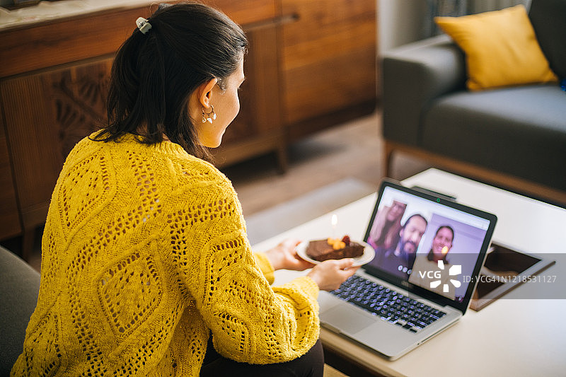 女人通过视频会议庆祝生日图片素材