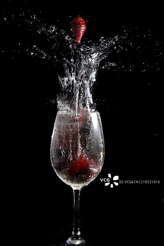 水果溅入水中频闪效果图片素材