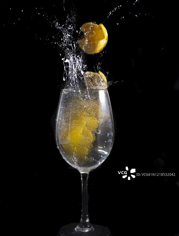 水果溅入水中频闪效果图片素材