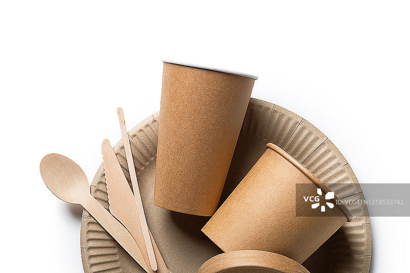 白色背景上由竹木和快餐纸制成的环保一次性餐具。图片素材