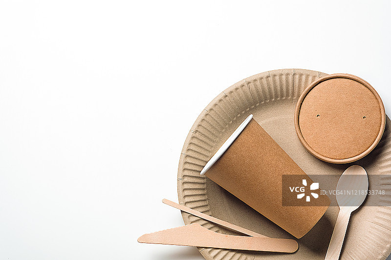 白色背景上由竹木和快餐纸制成的环保一次性餐具。图片素材