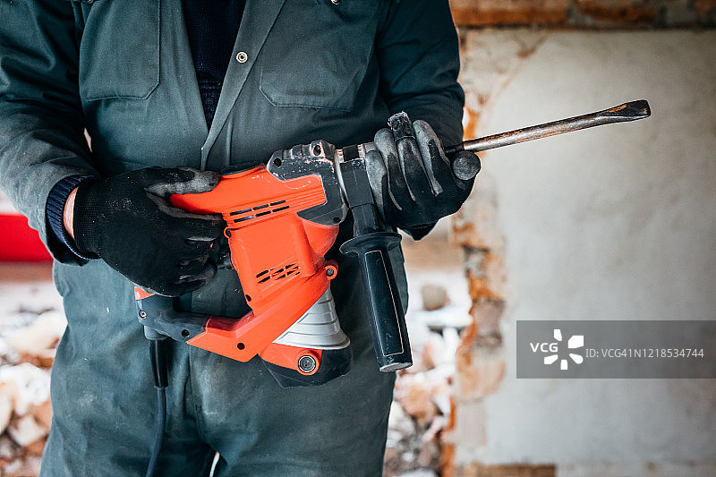 工人用气锤钻切割墙壁混凝土砖图片素材