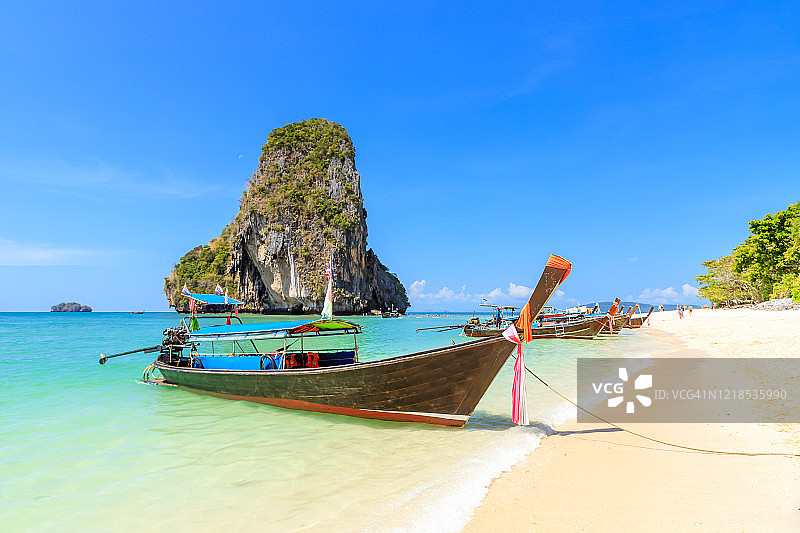 泰国甲米府帕南海滩的长尾船与碧绿清澈的海水图片素材