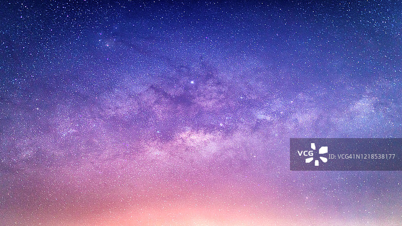 夜空中的银河星尘全景图片素材