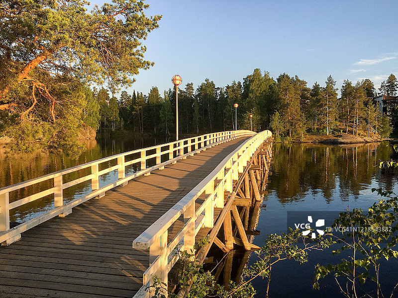 萨翁林纳湖上的木桥图片素材