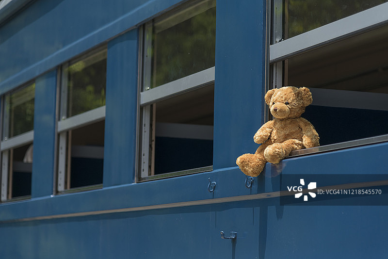 泰迪熊坐在火车窗口图片素材