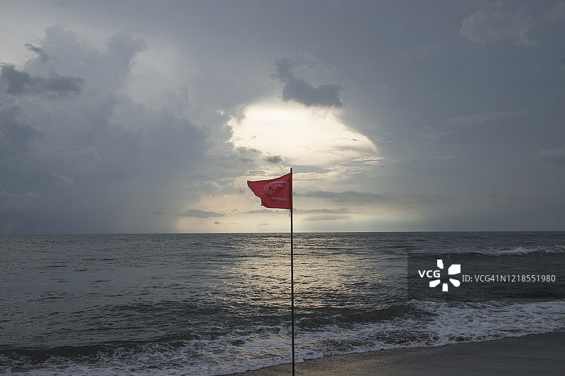 海滩上的红色警示旗图片素材