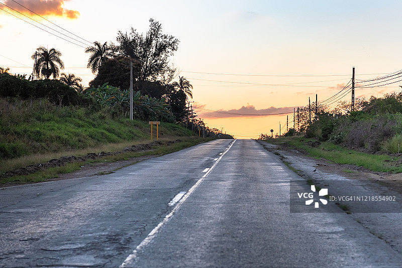 古巴维拉克拉拉中央路的日落图片素材