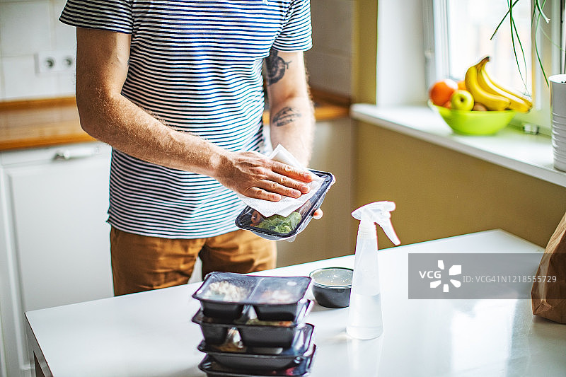 隔离期间的居家外卖餐图片素材