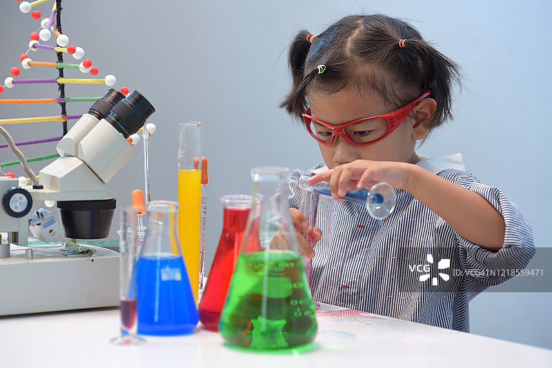 在实验室做科学实验的亚洲女孩图片素材