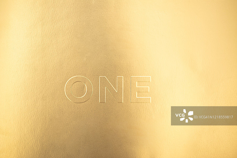金色纸张上的“ONE”字样凹版印刷图片素材